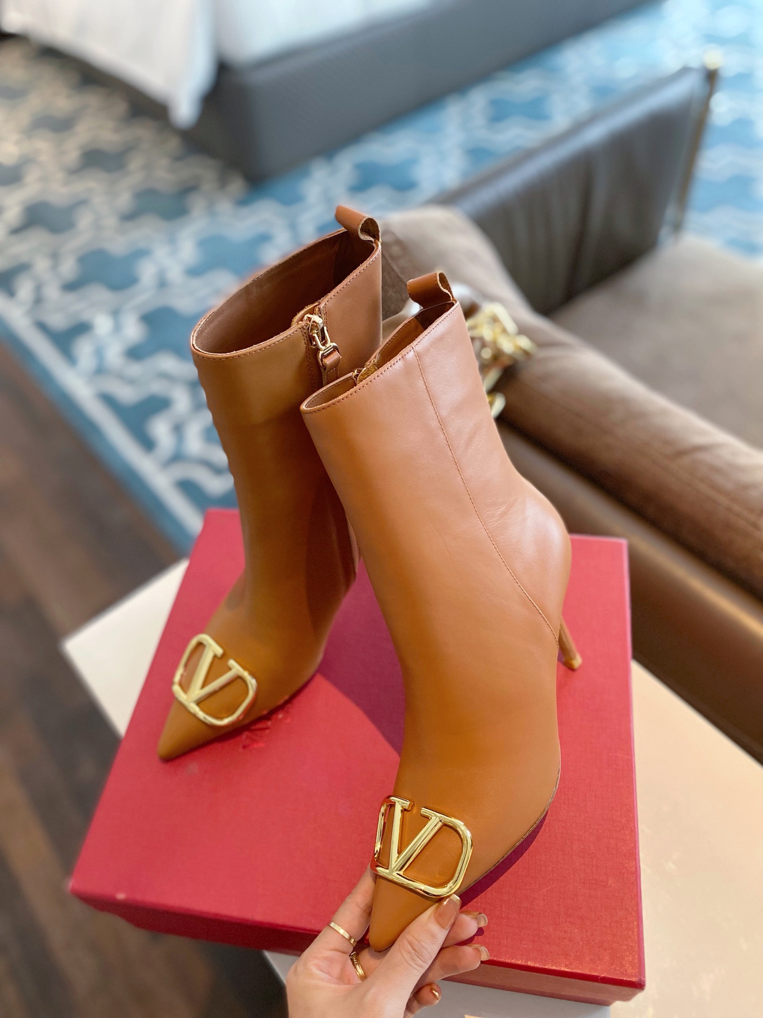 Women 𝑉*𝐴𝐿𝐸𝑁𝑇𝐼𝑁𝑂 Top Sneakers