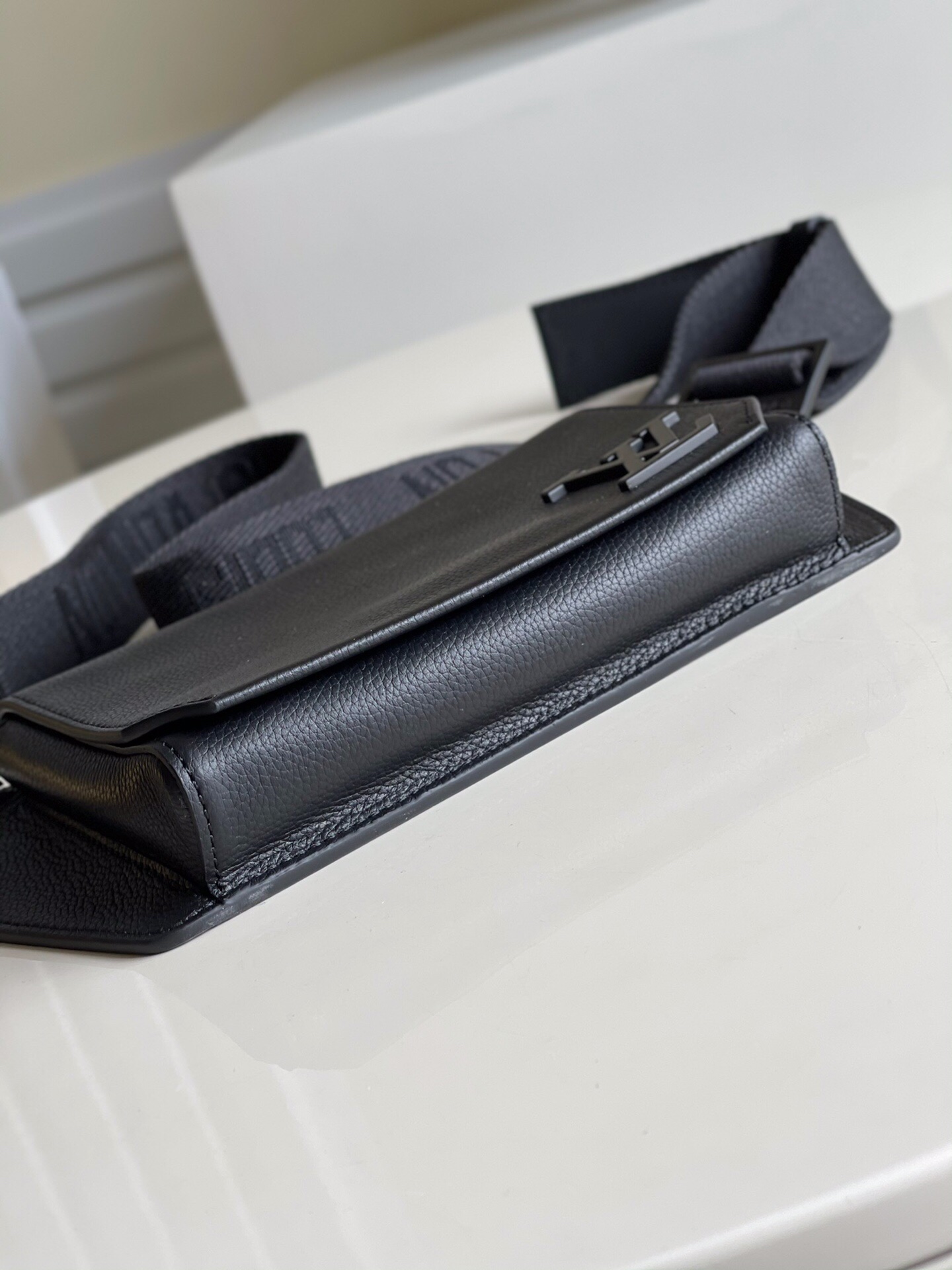 L*ouis V*uitton Top Bag 30 x 16 x 3 cm