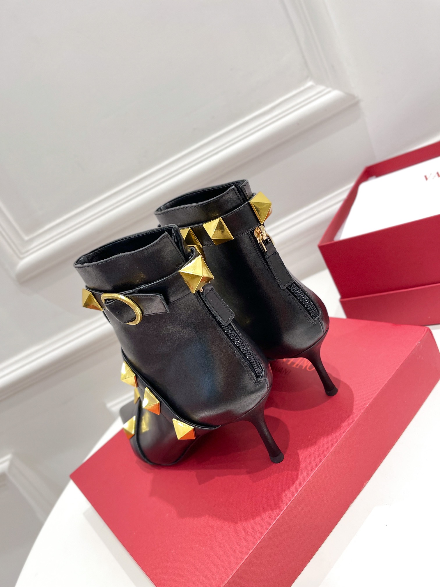 Women 𝑉*𝐴𝐿𝐸𝑁𝑇𝐼𝑁𝑂 Top Sneakers