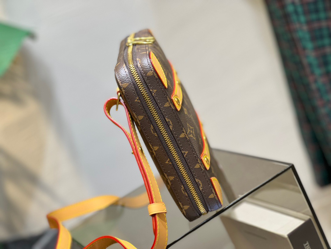 L*ouis V*uitton soft trunk Postman