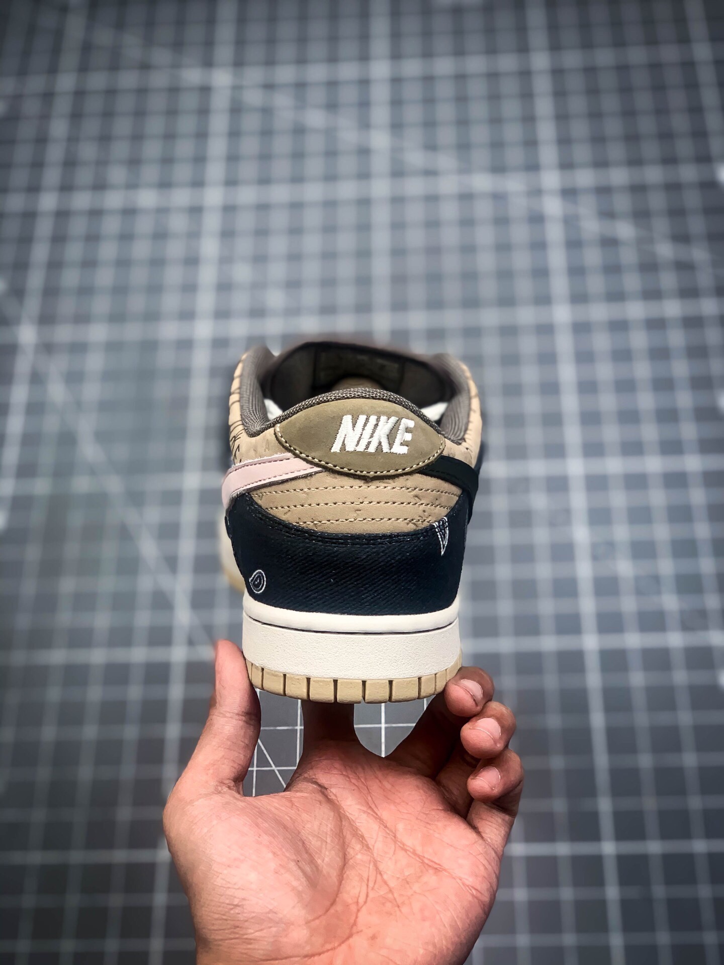 from NIKE 320sb travis scott × sb dunk