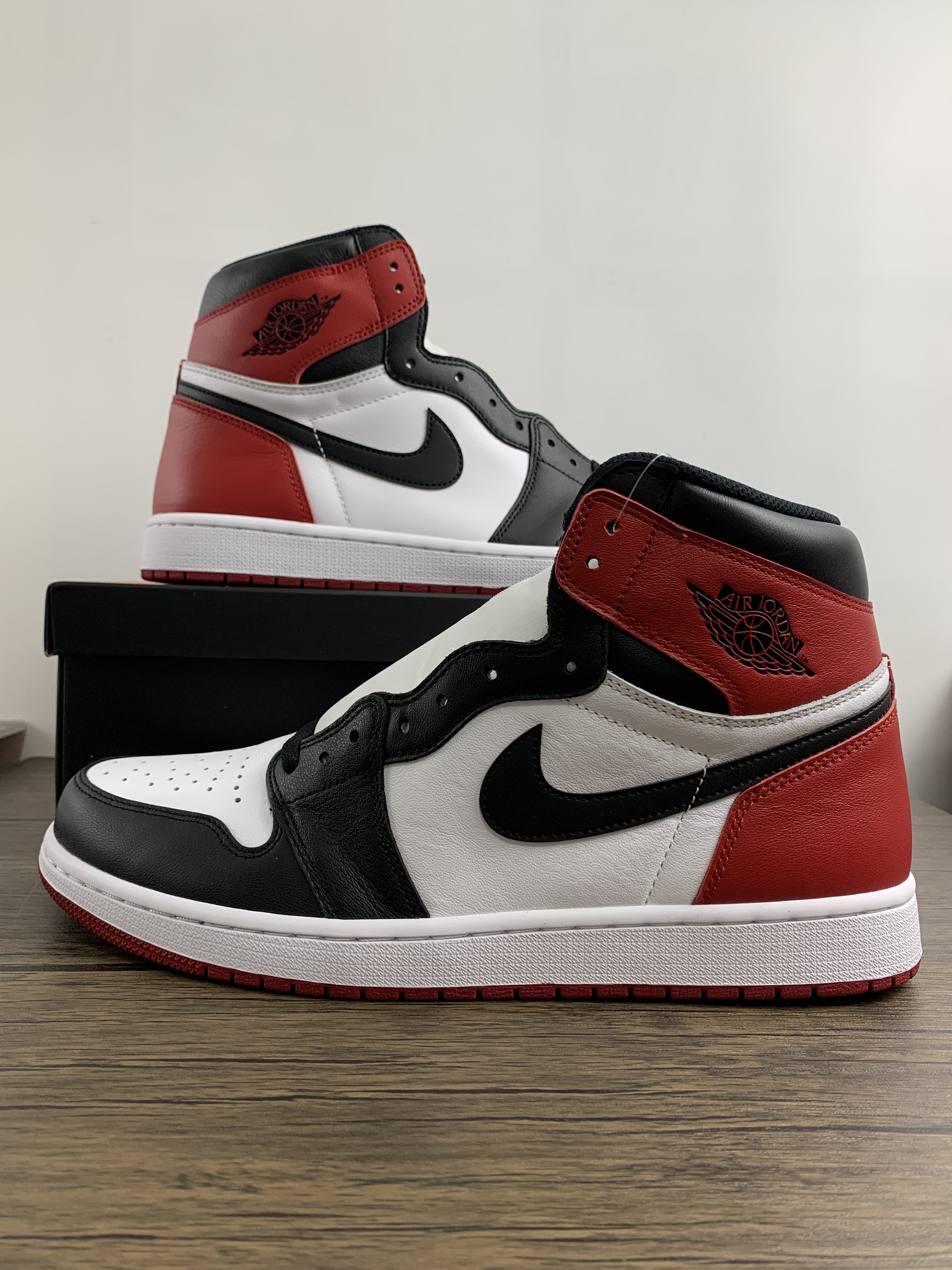 Air Jordan 1 Black Toe 555088-125