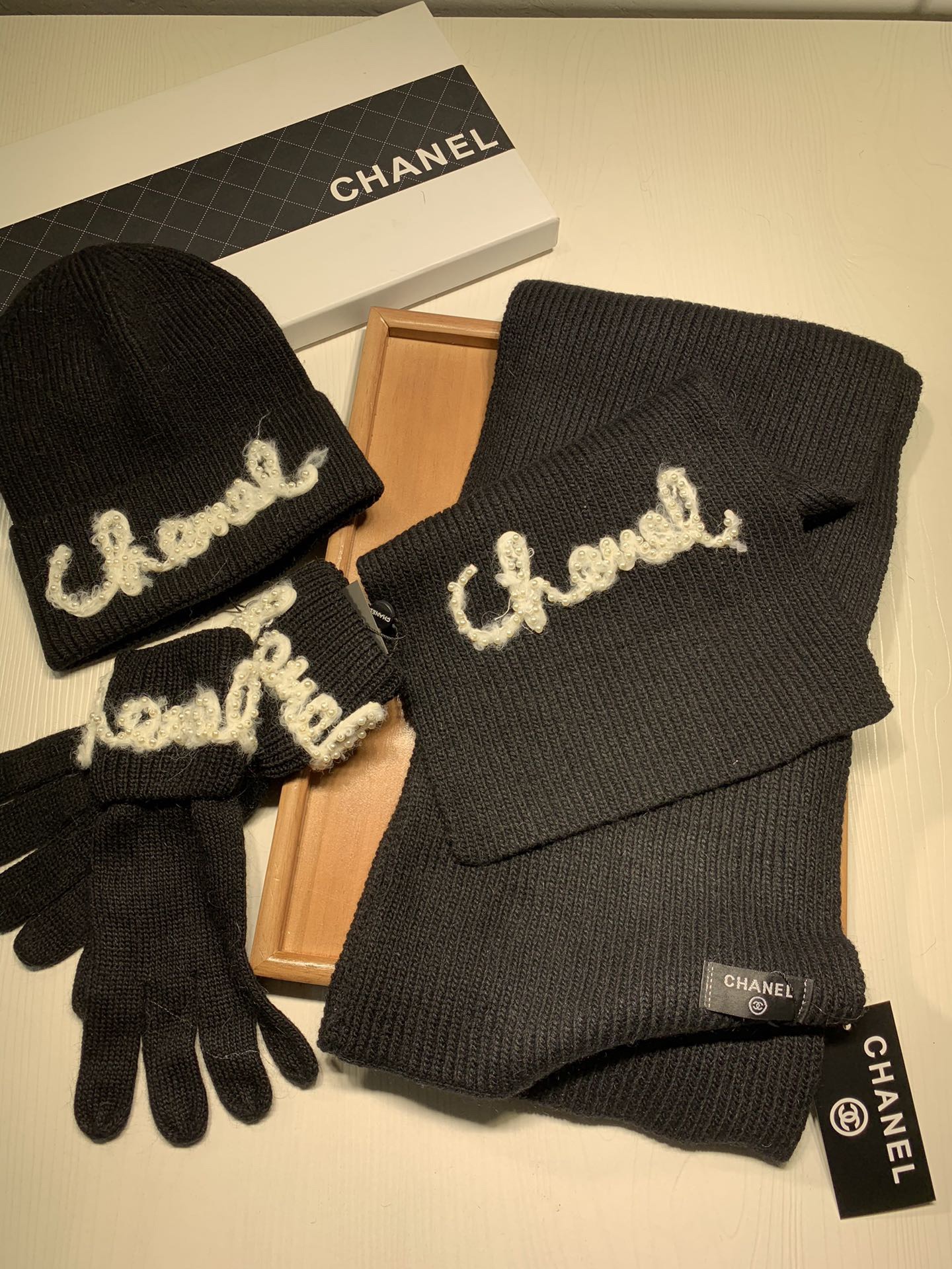 Women Men Hat+Gloves+The scarf C*hanel