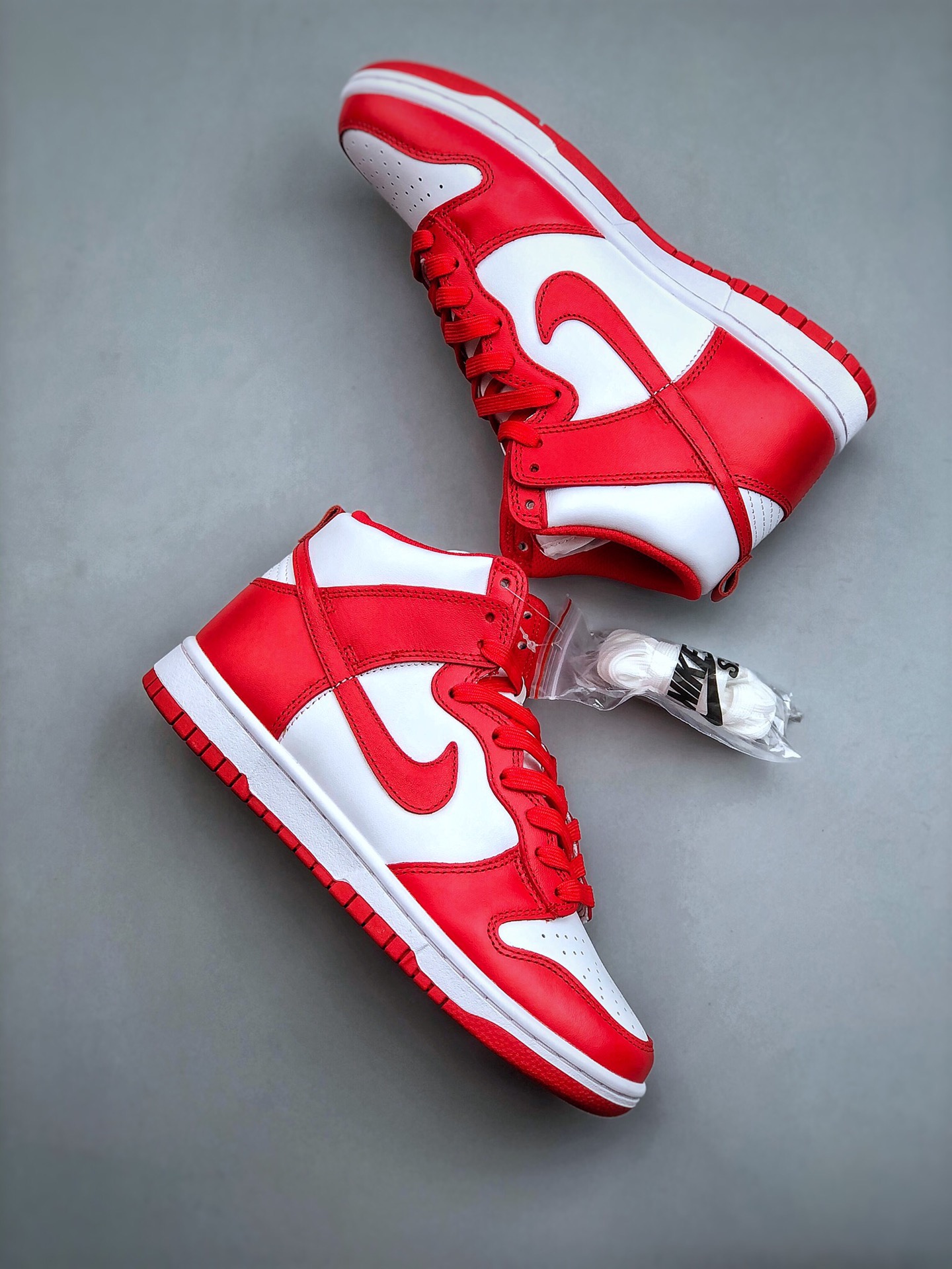 Nike SB Dunk High university red
