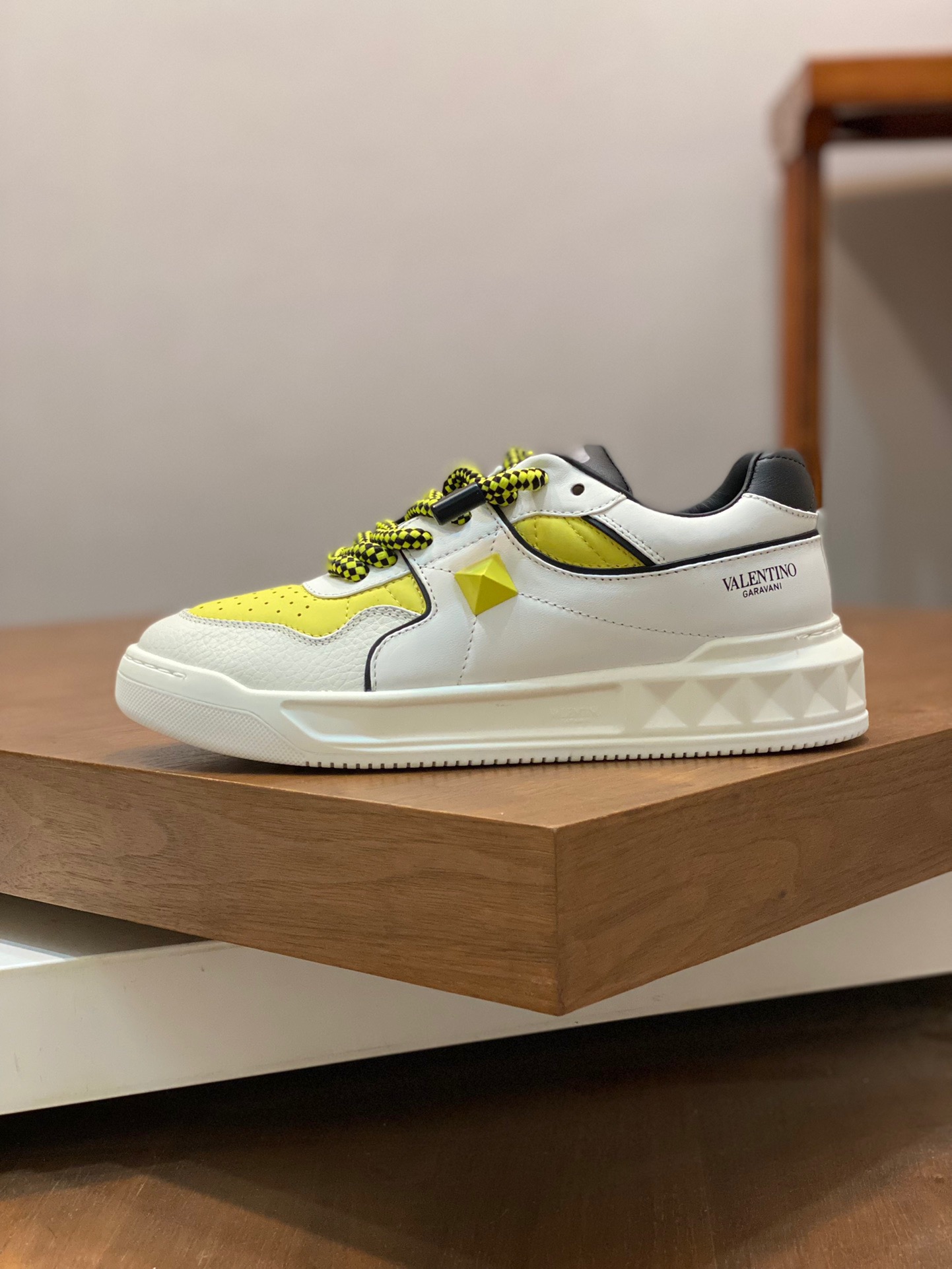 Men Women 𝑉*𝐴𝐿𝐸𝑁𝑇𝐼𝑁𝑂 Top Sneaker