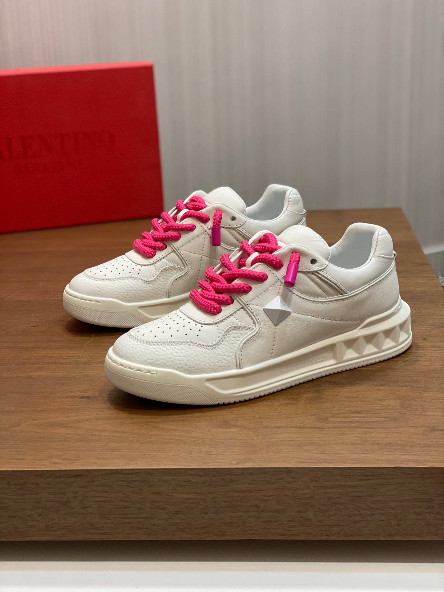 Men Women 𝑉*𝐴𝐿𝐸𝑁𝑇𝐼𝑁𝑂 Top Sneaker