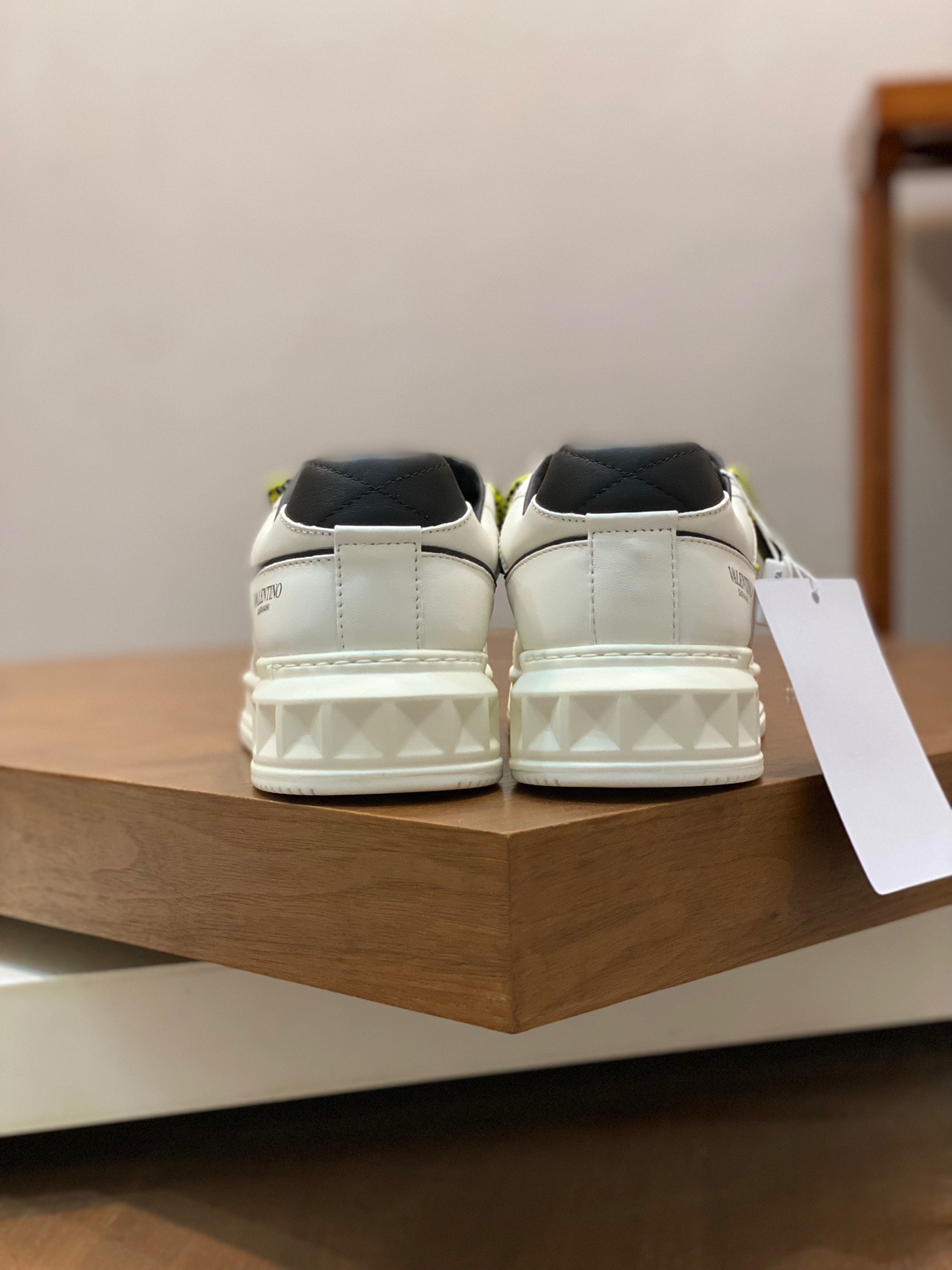 Men Women 𝑉*𝐴𝐿𝐸𝑁𝑇𝐼𝑁𝑂 Top Sneaker