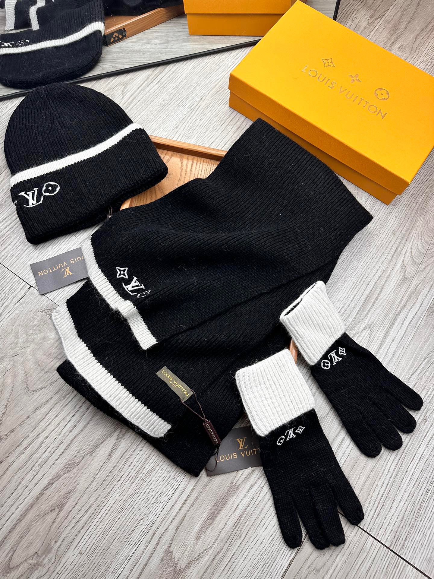 Women Men Hat+Gloves+The scarf L*V