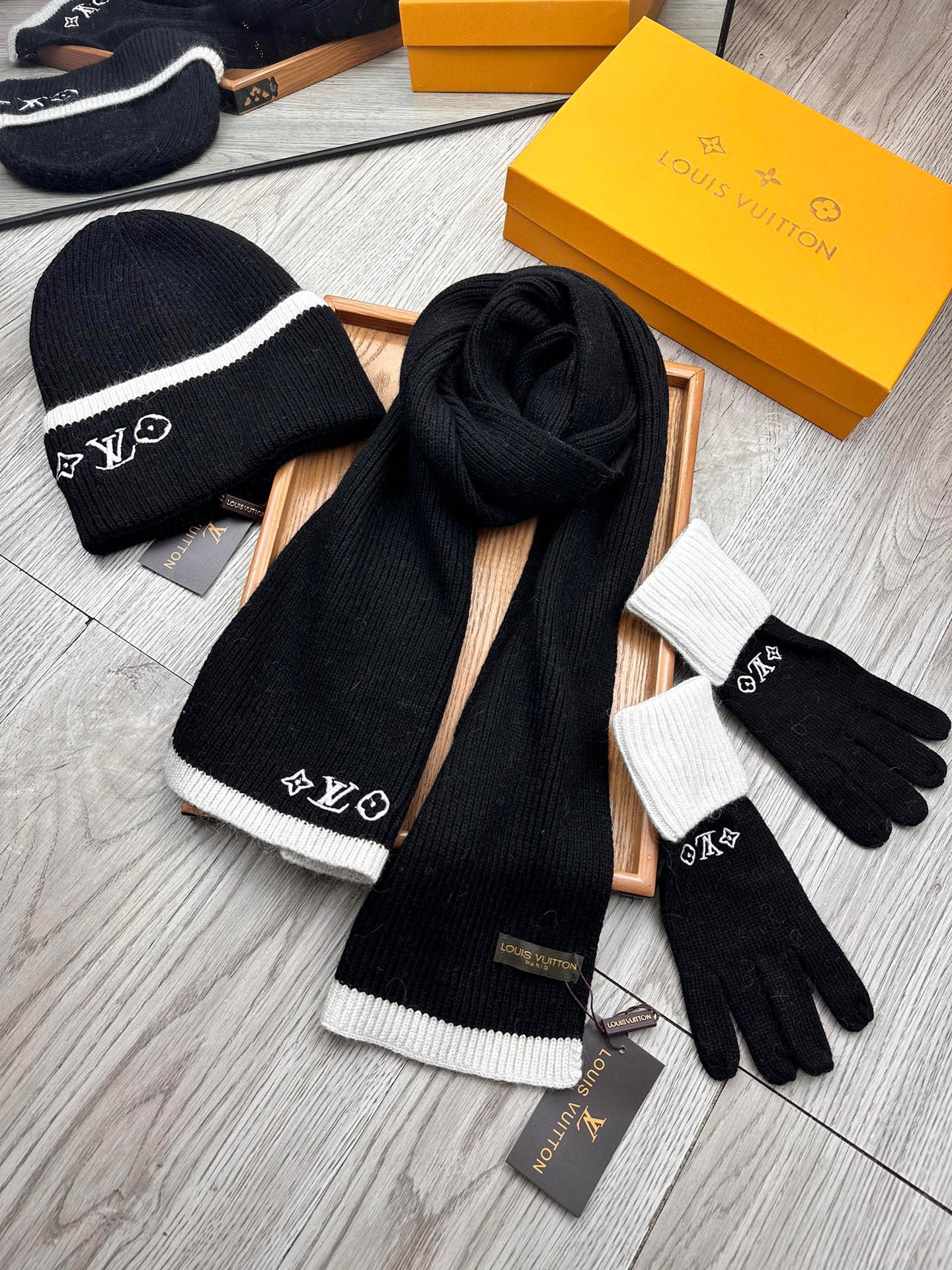 Women Men Hat+Gloves+The scarf L*V