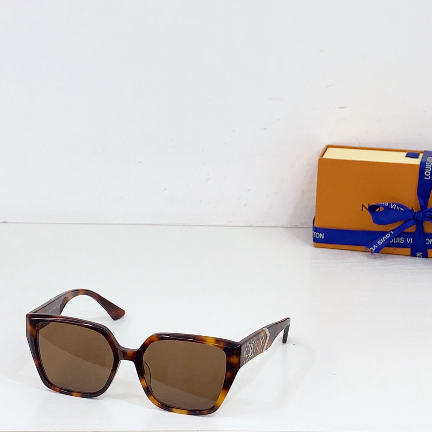 L*ouis V*uitton Glasses