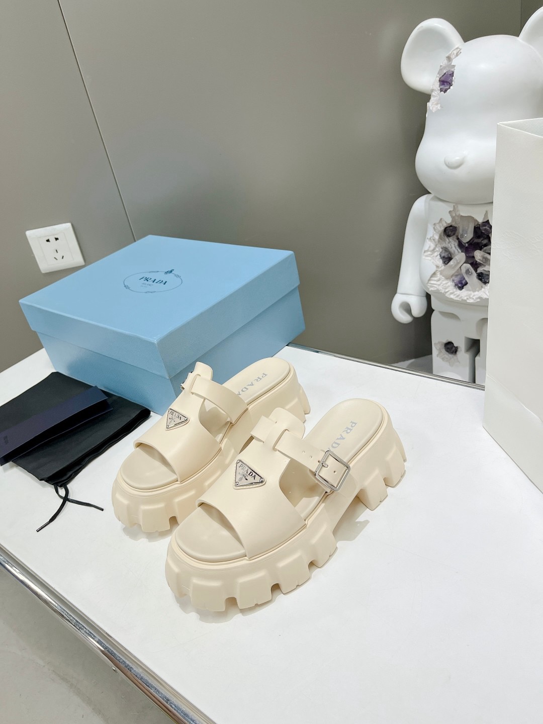 Women Top Quality P*rada shoes