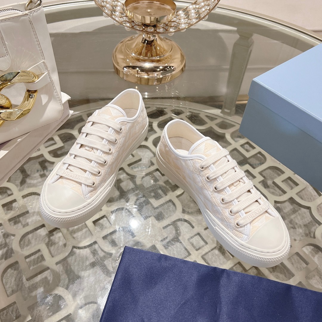 Women Top Quality P*rada shoes